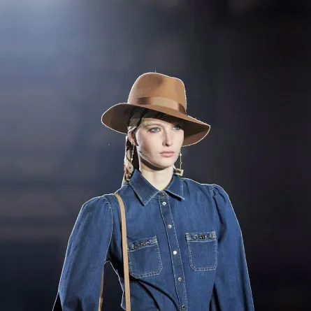  قبعة من اليزابيتا فرانشي  Elisabetta Franchi تناسب مختلف إطلالاتك