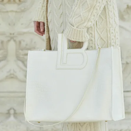 إكسسوارات باللون الأبيض