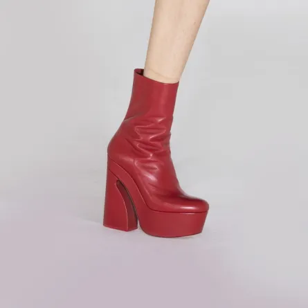 جزمة باللون الأحمر من جيامباتيستا فالي Giambattista Valli