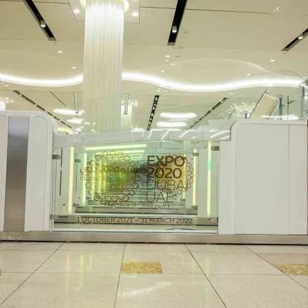 البوابات الذكية في مطارات دبي تتزين بملصق شعار إكسبو 2020 
