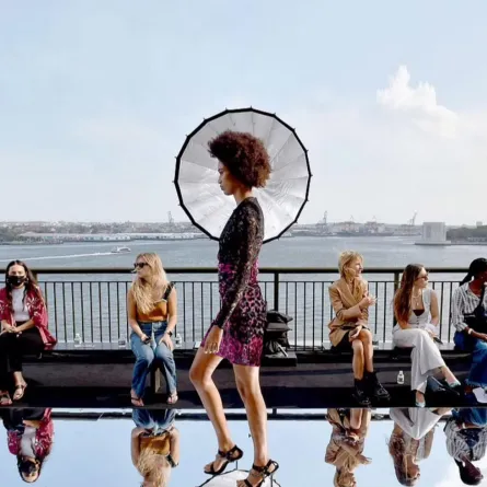 أسبوع الموضة في نيويورك-الصورة من موقع دايلي مايل الإلكتروني