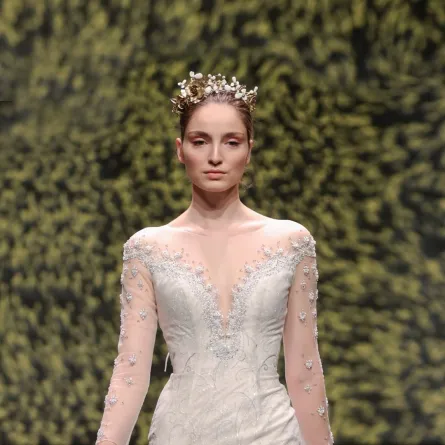 للعروس المتألقة.. إليكِ فساتين زفاف فضية موضة 2022