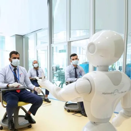 روبوت يدرب السائقين في دبي