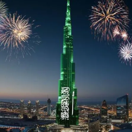 برج خليفة يتزين باللون الأخضر احتفاء باليوم الوطني السعودي