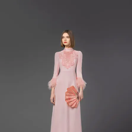 فساتين باللون الزهري موضة خريف 2021