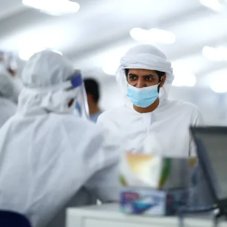 إلغاء إلزامية ارتداء الكمامة في بعض الأماكن بالإمارات