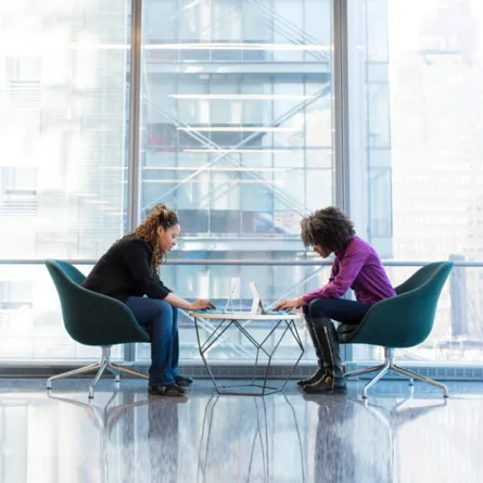 التوازن بين الأعمال التجارية الجديدة وخطوبتك