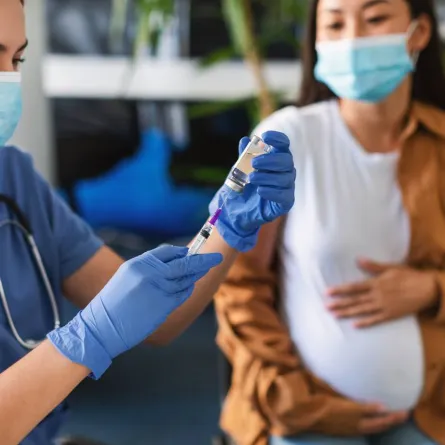 صورة لحامل تأخذ التطعيم