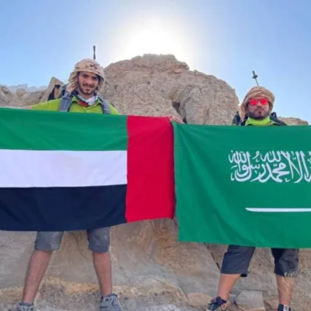 إمارتيان يعبران عن حبهما للشعب السعودي من قمة جبل جيس
