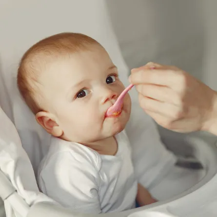 خطوة بخطوة.. كيف تبدئين بتقديم الأطعمة الصلبة لطفلك