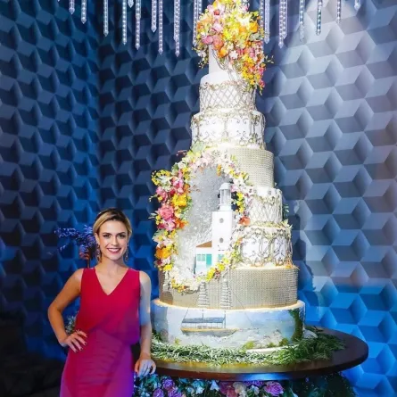 بيكا ميلانو مع إجدى كعكاتها- الصورة من حسابها على إنستغرام