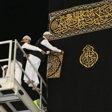 تركيب كسوة الكعبة حديثا - من فيس بوك Yaffa48.com يافا 48