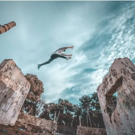 شاب يقفز من ارتفاع كبير لممارسة الباركور