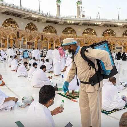 توزيع ماء زمزم في صحن المطاف. المصدر (واس)