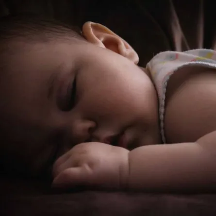 فوائد نوم الرضيع على بطنه