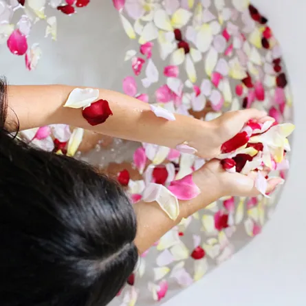 وصفات طبيعية للعروس مع بتلات الورد