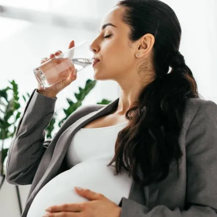 صورة الحامل تشرب الماء