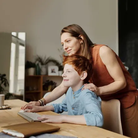 دور الأهل لزيادة تركيز الطفل بالمدرسة