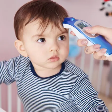 صورة لقياس حرارة الطفل