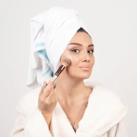 إخفاء البثور بالمكياج