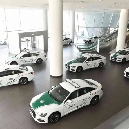 شرطة دبي تعزز أسطول دورياتها بـ100 سيارة فارهة