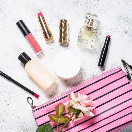 خطوات العناية بجمالك في الطائرة 