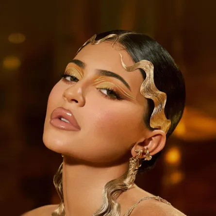 صيحات مكياج قوي من كايلي جينر