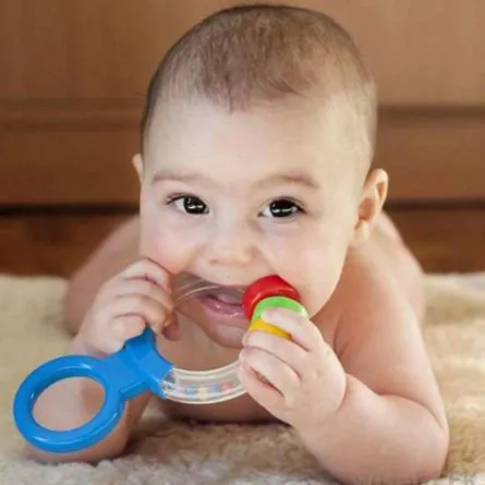 صورة لطفل ينقلب على بطنه