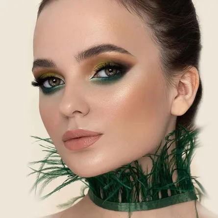 مكياج أخضر -  الصورة من حساب stayglam  على إنستغرام