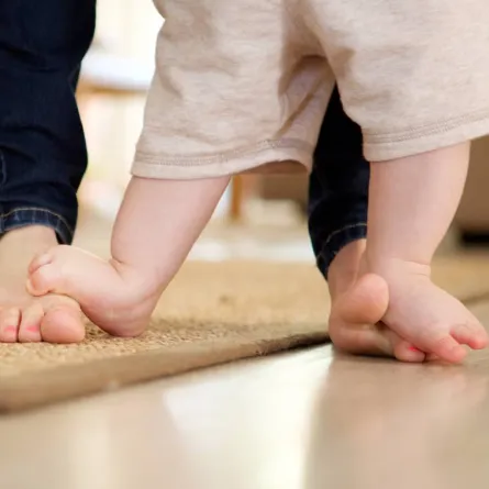 أسباب اعوجاج القدمين عند الأطفال الرضّع