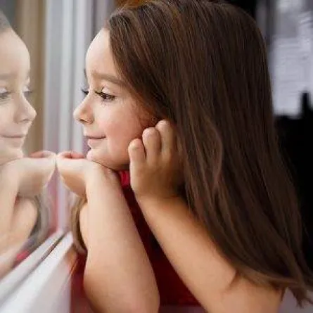 صورة لطفلة جميلة تنتظر رجوع والدتها