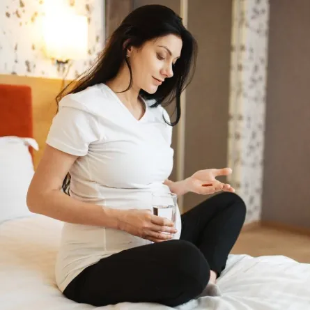 صورة لحامل تتناول الدواء