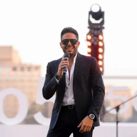 حماقي ببدلة سوداء- الصورة من صفحته على انستغرام