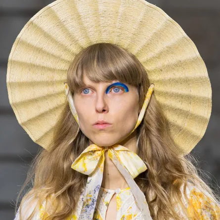 أبرز صيحات مكياج عروض لندن لربيع 2022