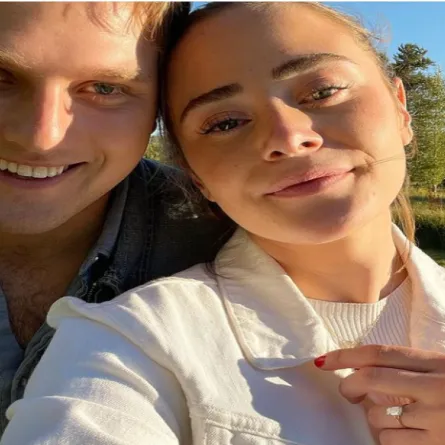 ناعومي بايدن مع خطيبها  بيتر نيل وهي تلبس خاتم الخطوبة المرصع بالألماس- وكالة سبوتنيك