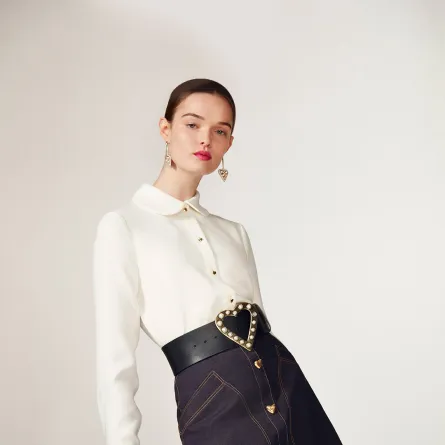 القميص الأبيض من كارولينا هيرريرا  Carolina Herrera