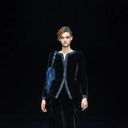 موديلات بدلات وجمبسوت لأفخم السهرات من مجموعات خريف 2021