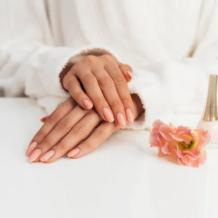 إيجابيات وسلبيات طلاء الأظافر شيلاك Shellac 