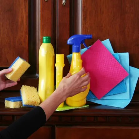 تنظيف وتلميع الخشب البني