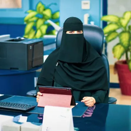 فوزية العتيبي أول سعودية تعمل في مجال العزل المائي والحراري 