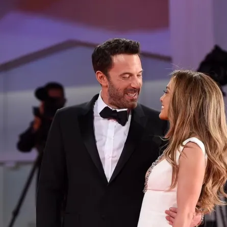 جنيفر لوبيز وبن افليك الصورة من موقع دايلي مايل الإلكتروني 