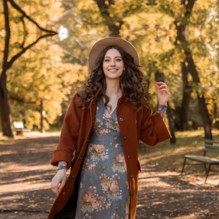 تعلّمي طرق تنسيق الفستان القصير مع المعطف الطويل