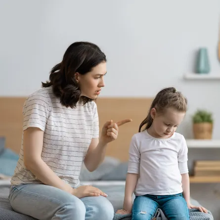 صورة لأم توبخ ابنها