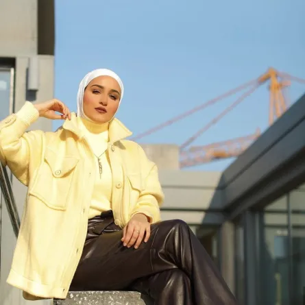 دلال الدوب باطلالة الأصفر -الصورة من حسابها على الانستغرام