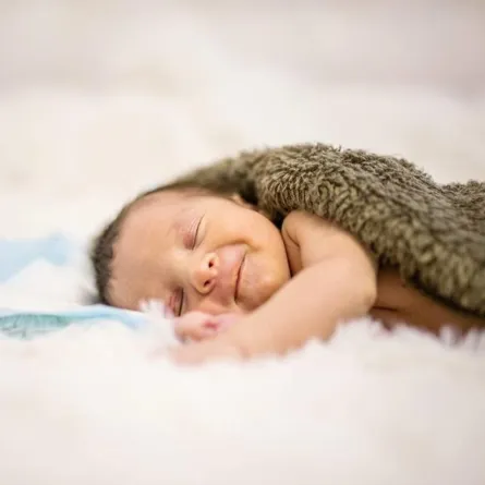 أسرار ابتسامة الأطفال الرضع أثناء النوم