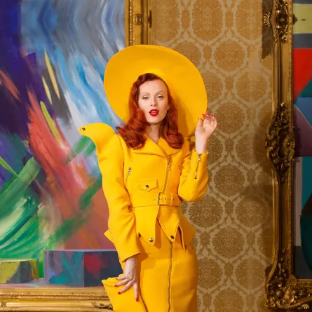  الأصفر من موسكينو Moschino موضة خريف وشتاء 2021-2022