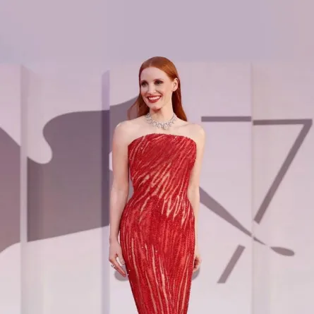 جيسيكا تشاستين بفستان أحمر في فينيسيا