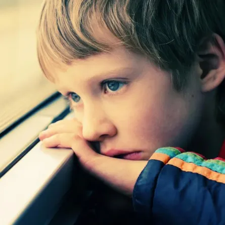 كيفية التعامل مع سلوكيات الطفل التوحدي 