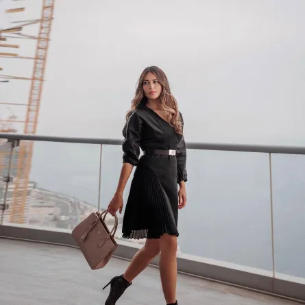 لما العقيل بحقيبة يد كبيرة باللون البيج الصورة من حسابها على انستغرام