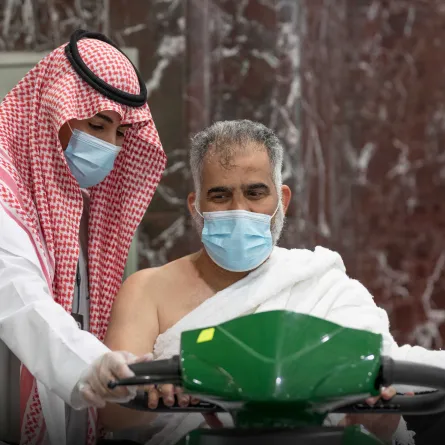 وضع الملصقات بعد تعقيم العربات 